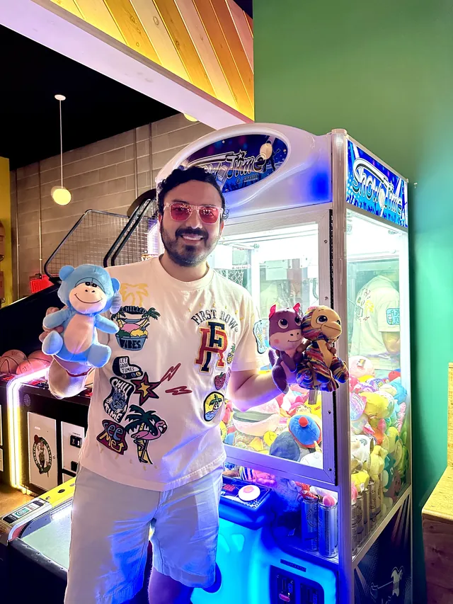 Diego Segura. Winning 3 prizes in the claw machine.