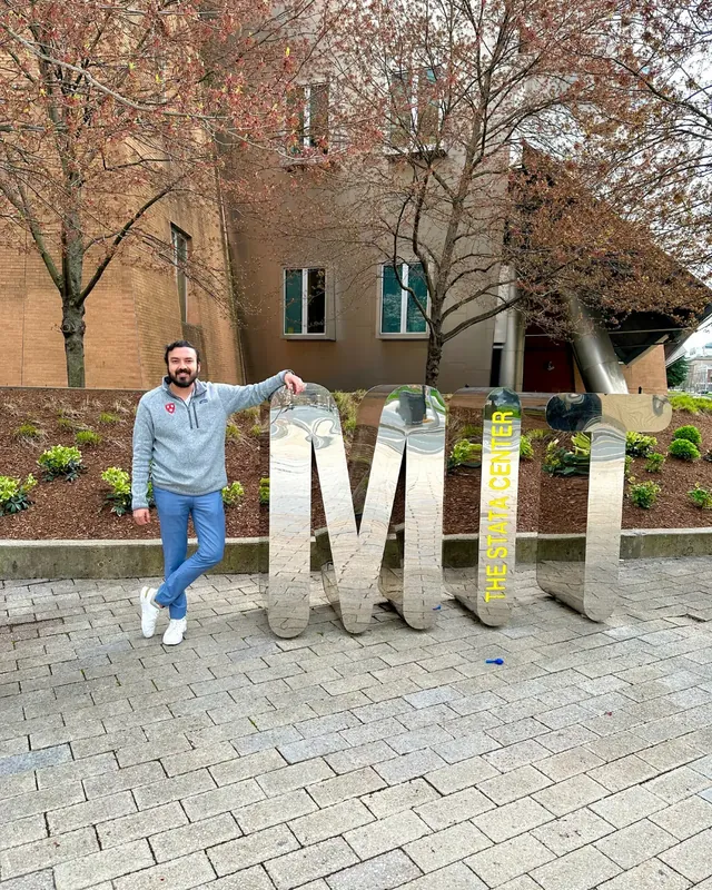 Diego Segura. Visiting MIT's Stata Center.
