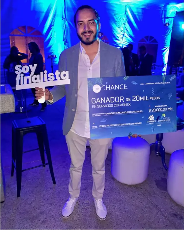 Diego Segura. Holding the winner's cheque at The Chance.