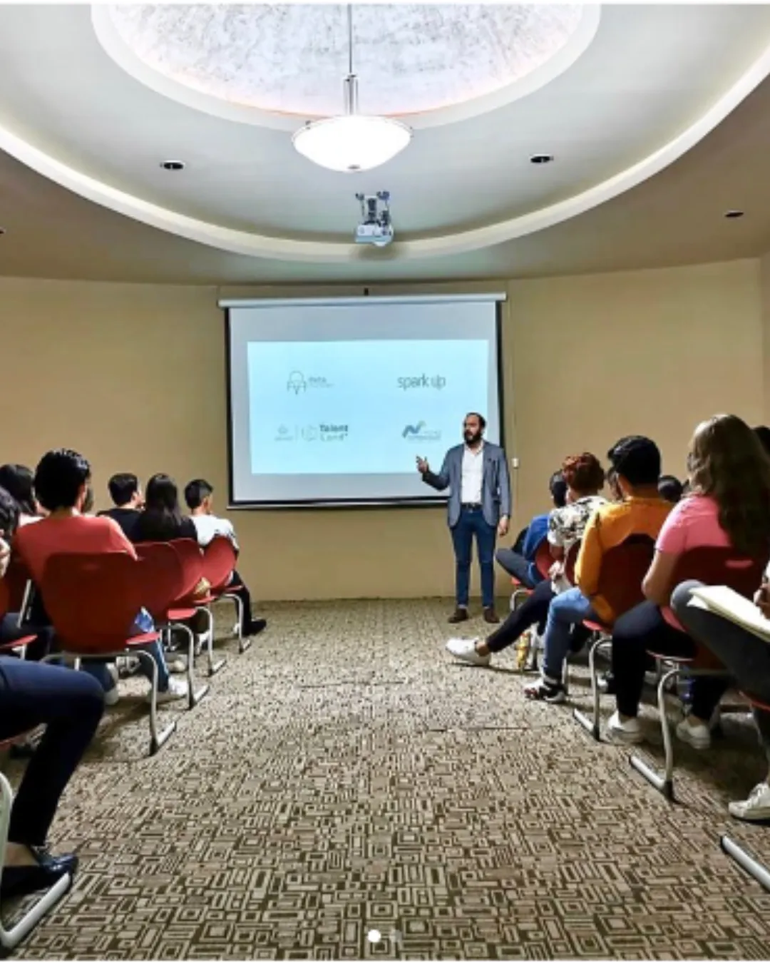 Diego Segura inspiring Mexican high school students on entrepreneurship.
